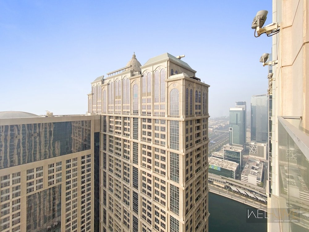 Дубай: WelHome - Stunning 3BR Apartment with Balcony and Canal View