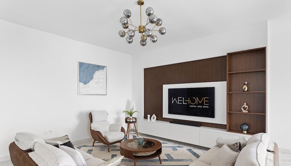 Дубай: WelHome - Stunning 3BR Apartment with Balcony and Canal View