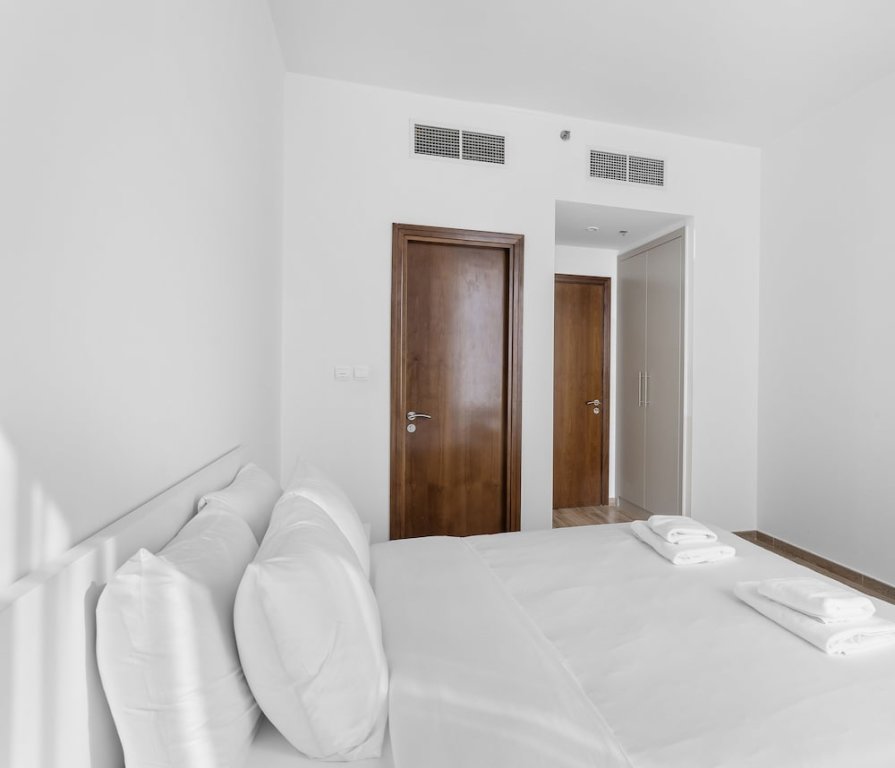 Дубай: WelHome - Stunning 3BR Apartment with Balcony and Canal View