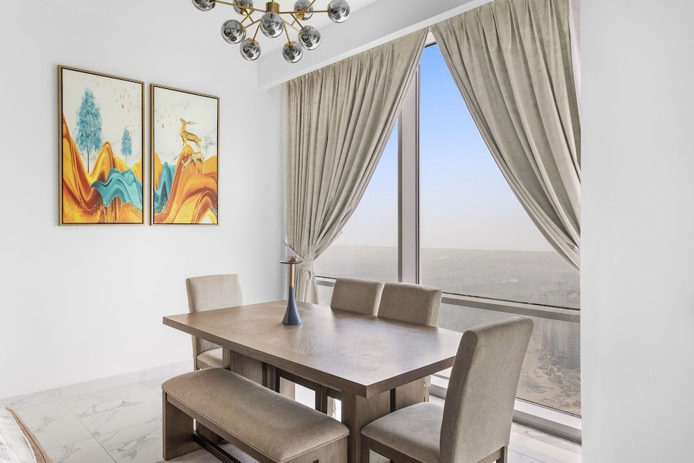 Дубай: WelHome - Stunning 3BR Apartment with Balcony and Canal View