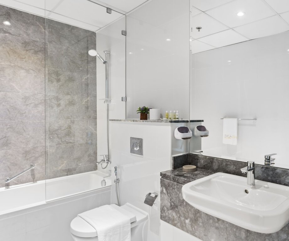 Дубай: WelHome - Stunning 3BR Apartment with Balcony and Canal View