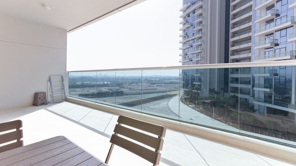 Дубай: Luxury StayCation - Vibrant 1BR Apartment With Pool and Huge Balcony
