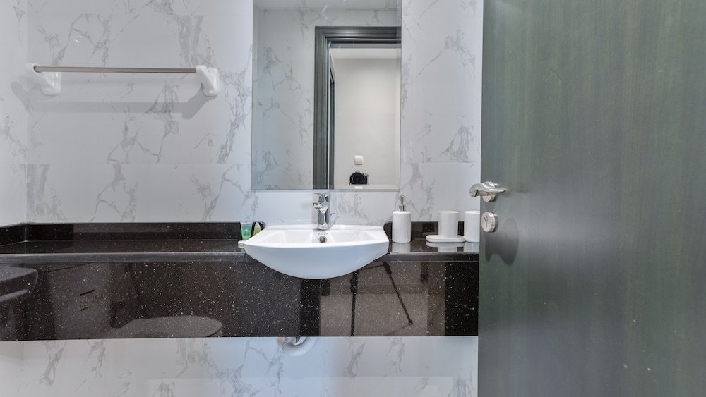 Дубай: Luxury StayCation - Vibrant 1BR Apartment With Pool and Huge Balcony