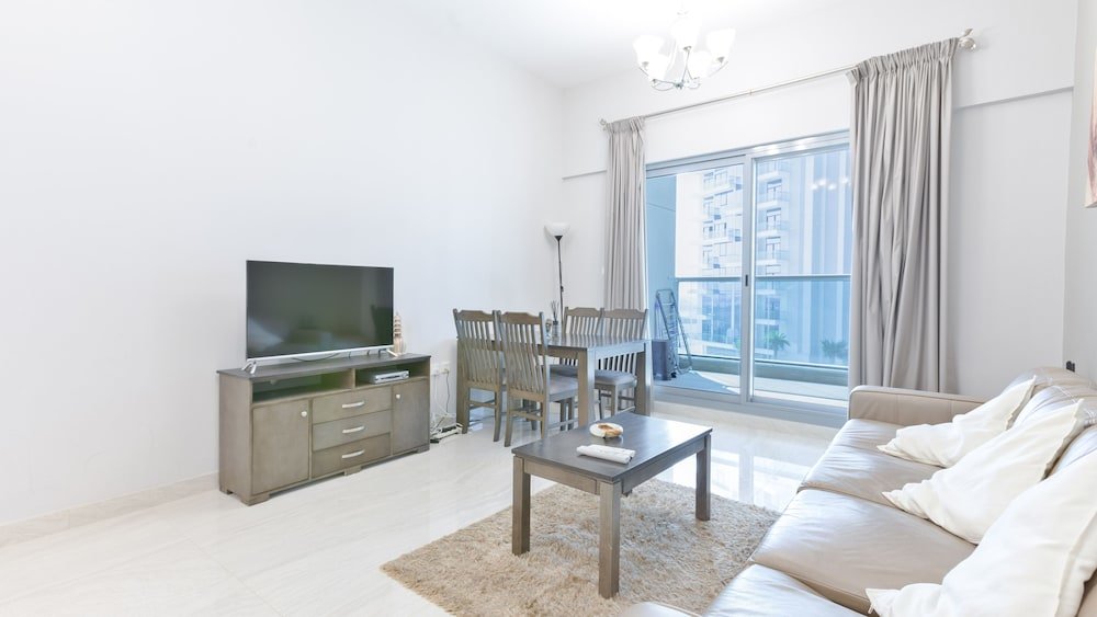 Дубай: Luxury StayCation - Vibrant 1BR Apartment With Pool and Huge Balcony