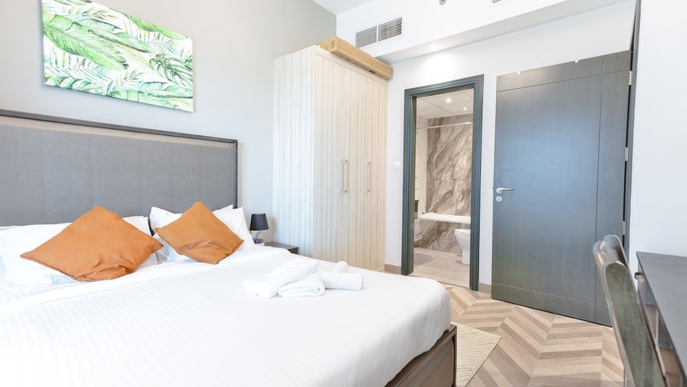 Дубай: Luxury StayCation - Vibrant 1BR Apartment With Pool and Huge Balcony