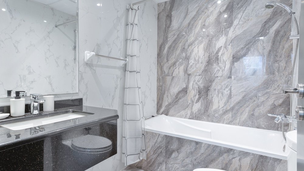 Дубай: Luxury StayCation - Vibrant 1BR Apartment With Pool and Huge Balcony