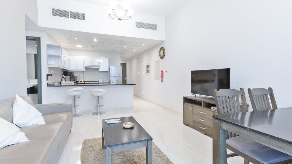 Дубай: Luxury StayCation - Vibrant 1BR Apartment With Pool and Huge Balcony