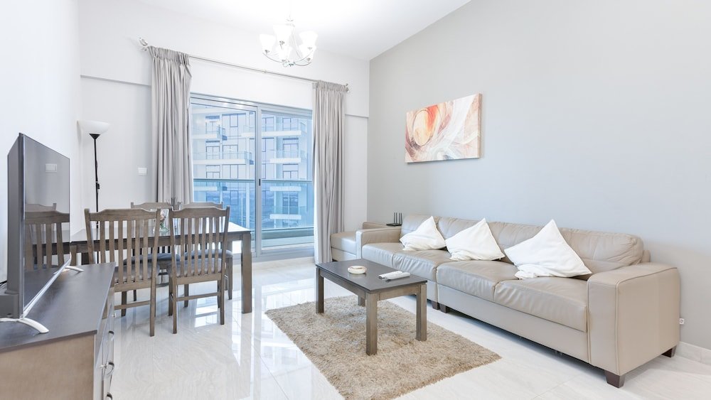 Дубай: Luxury StayCation - Vibrant 1BR Apartment With Pool and Huge Balcony
