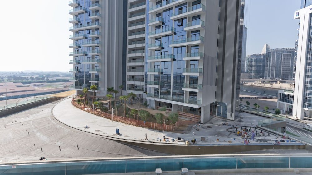 Дубай: Luxury StayCation - Vibrant 1BR Apartment With Pool and Huge Balcony