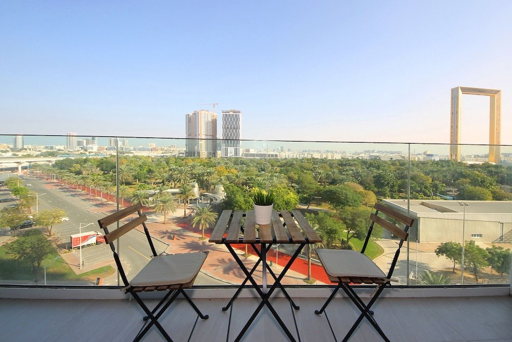 Дубай: Luxury StayCation - Spacious Apartment Amidst Lush Green Parks