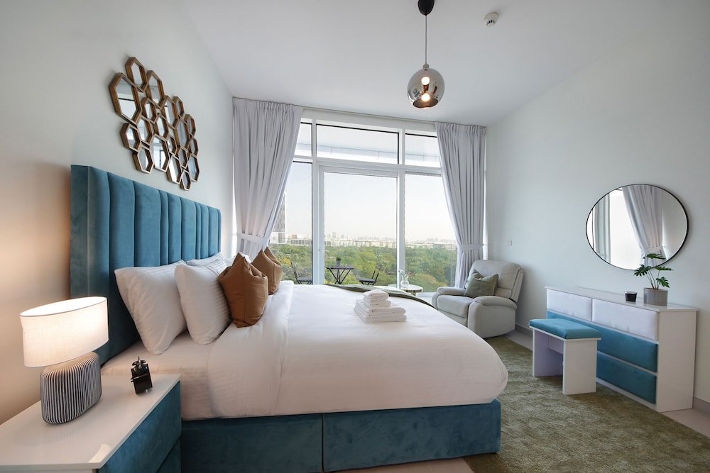 Дубай: Luxury StayCation - Spacious Apartment Amidst Lush Green Parks