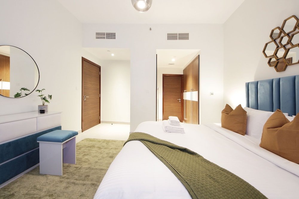 Дубай: Luxury StayCation - Spacious Apartment Amidst Lush Green Parks