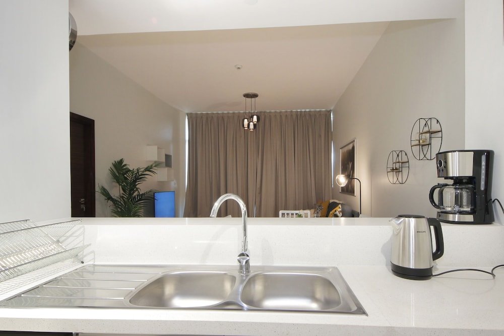 Дубай: Luxury StayCation - Spacious Apartment Amidst Lush Green Parks