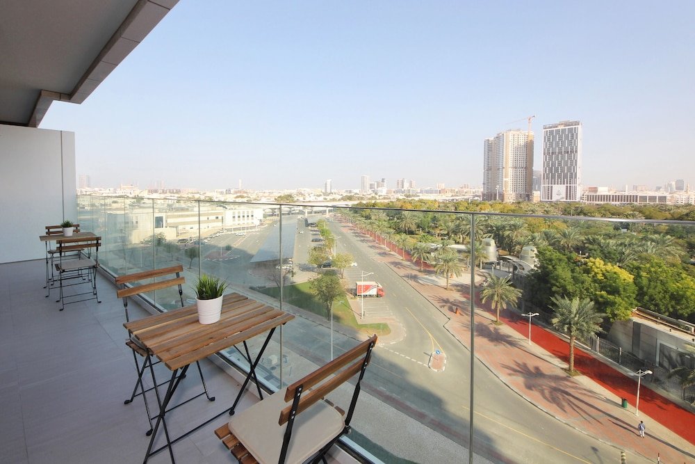 Дубай: Luxury StayCation - Spacious Apartment Amidst Lush Green Parks