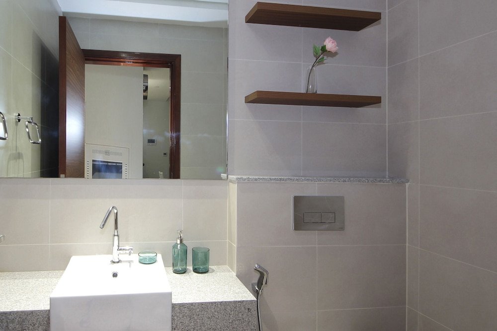 Дубай: Luxury StayCation - Spacious Apartment Amidst Lush Green Parks