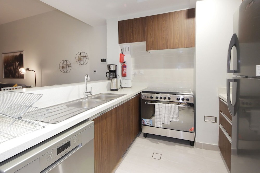 Дубай: Luxury StayCation - Spacious Apartment Amidst Lush Green Parks