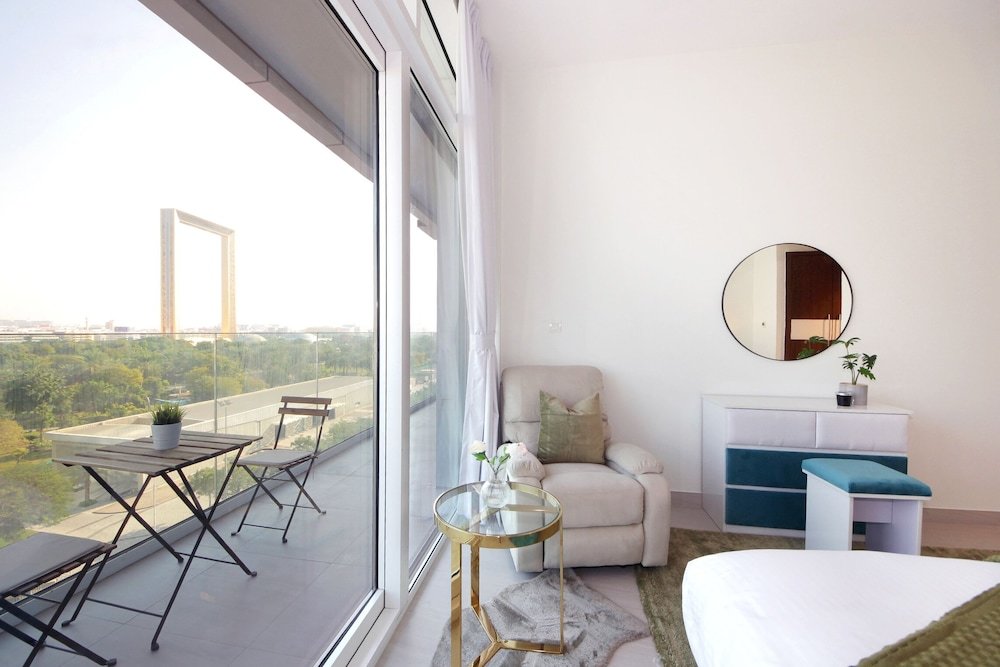 Дубай: Luxury StayCation - Spacious Apartment Amidst Lush Green Parks