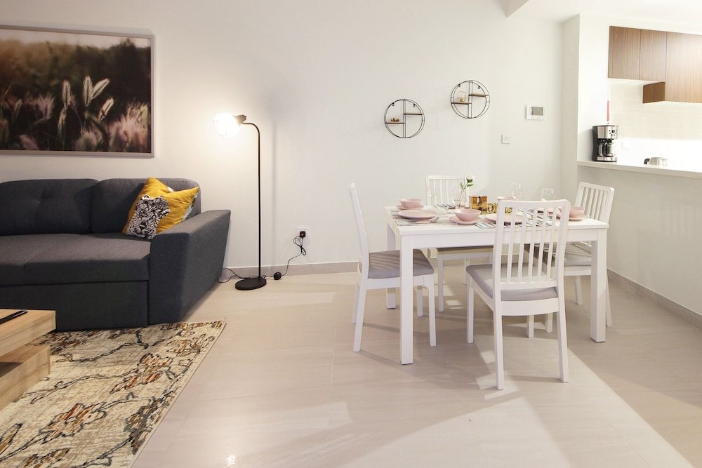 Дубай: Luxury StayCation - Spacious Apartment Amidst Lush Green Parks