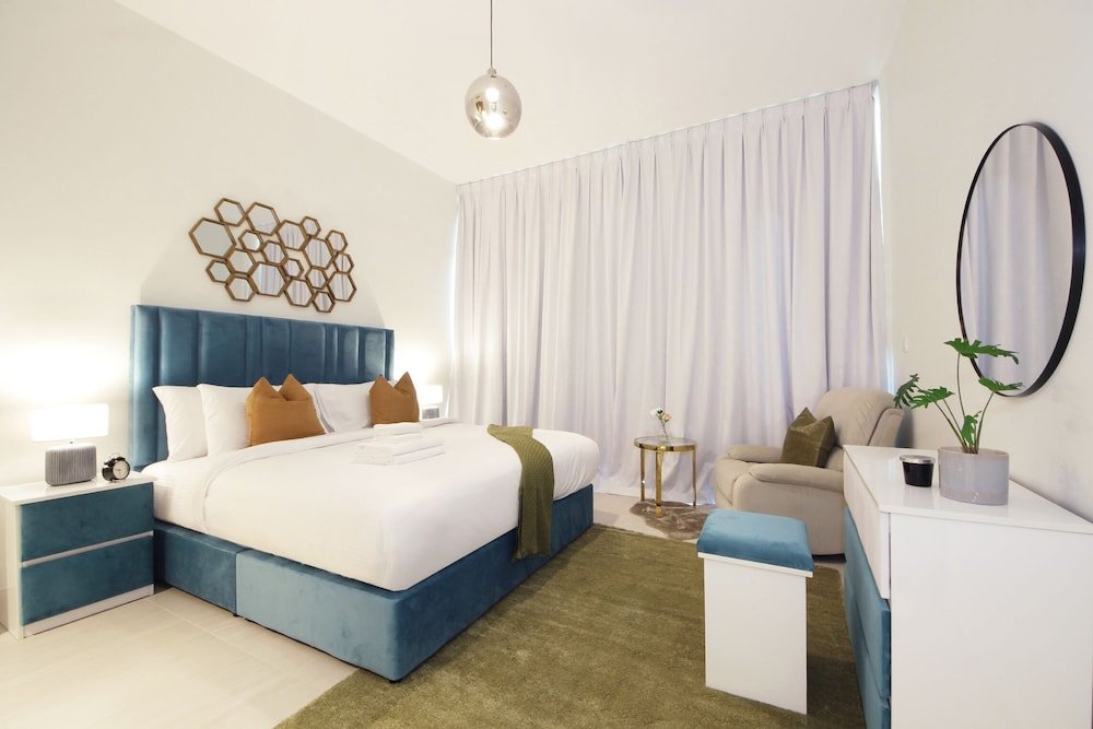 Дубай: Luxury StayCation - Spacious Apartment Amidst Lush Green Parks