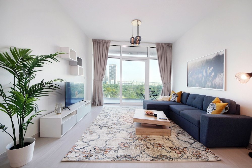 Дубай: Luxury StayCation - Spacious Apartment Amidst Lush Green Parks