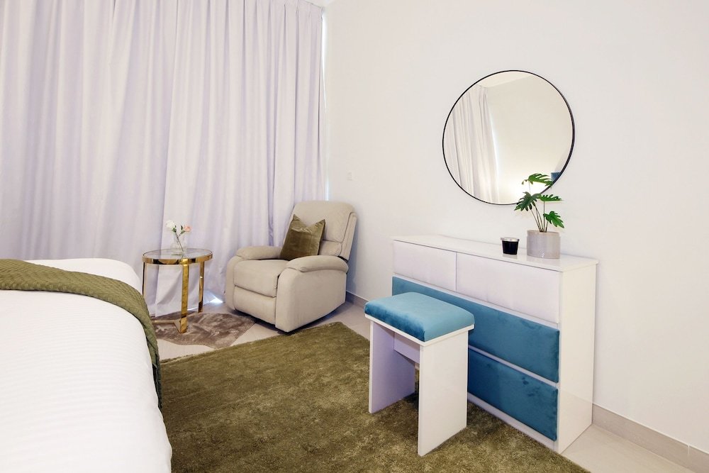 Дубай: Luxury StayCation - Spacious Apartment Amidst Lush Green Parks
