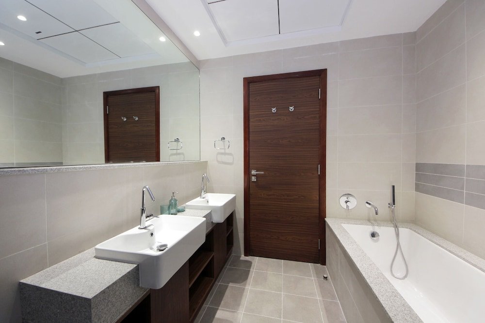 Дубай: Luxury StayCation - Spacious Apartment Amidst Lush Green Parks