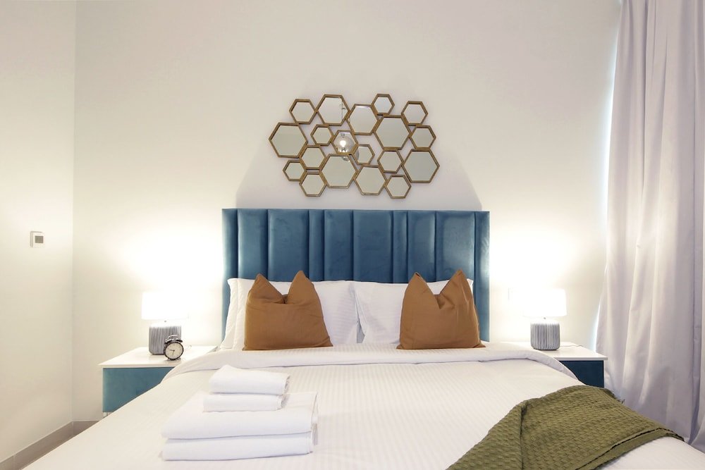 Дубай: Luxury StayCation - Spacious Apartment Amidst Lush Green Parks