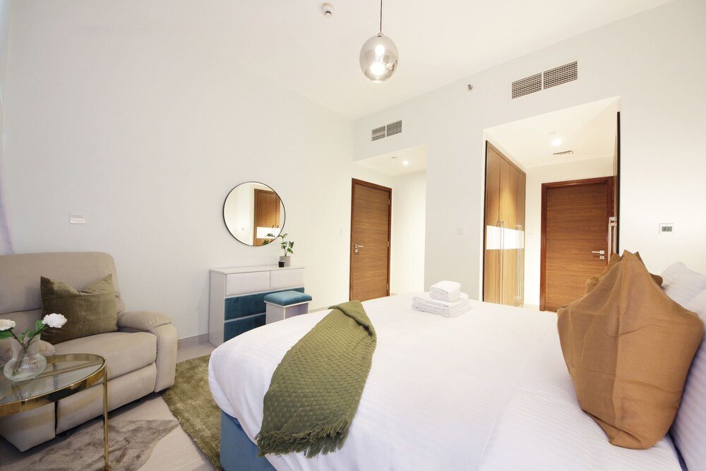 Дубай: Luxury StayCation - Spacious Apartment Amidst Lush Green Parks