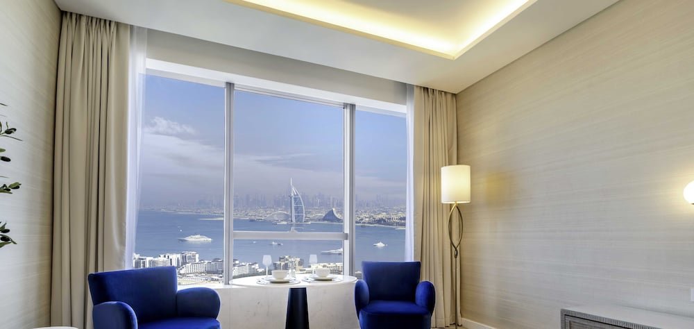 Дубай: LUX  Iconic Views at Palm Tower Studio 2