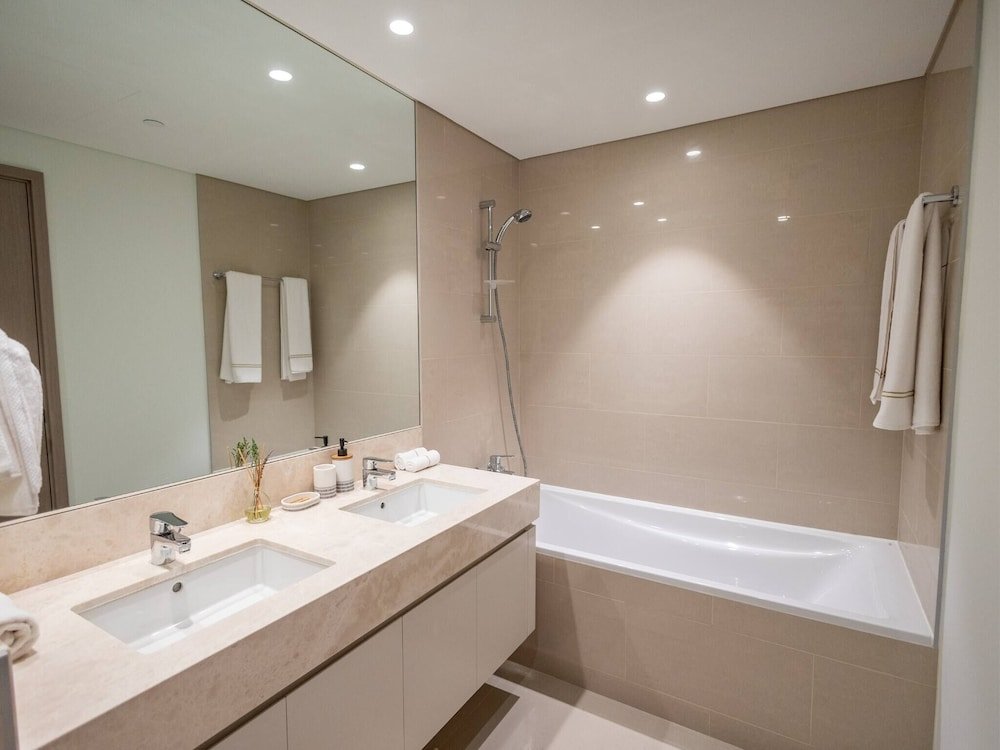 Дубай: Mh - Act One Act Two - 2bhk - Ref503
