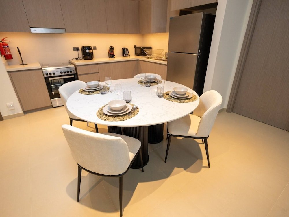 Дубай: Mh - Act One Act Two - 2bhk - Ref503