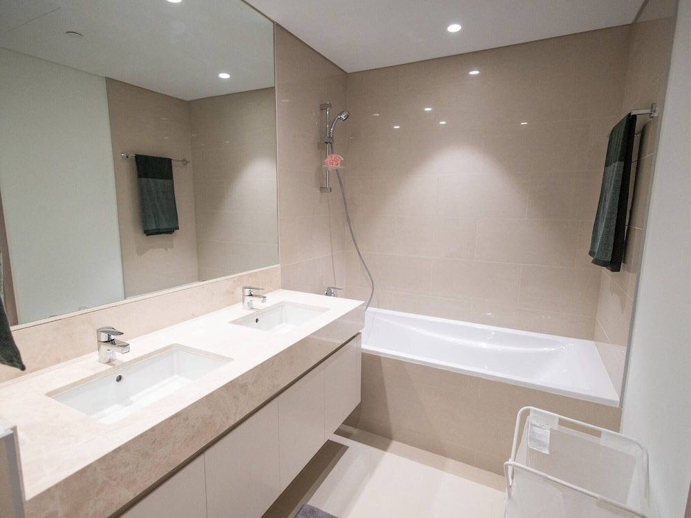 Дубай: Mh - Act One Act Two - 2bhk - Ref503