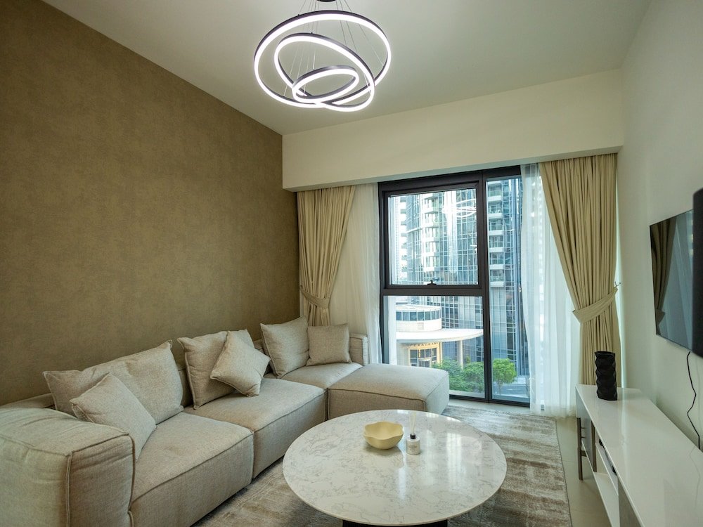 Дубай: Mh - Act One Act Two - 2bhk - Ref2202
