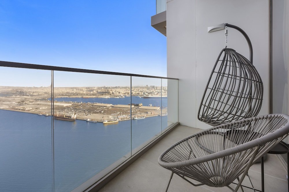 Дубай: WelHome - Seaside Serenity: Spacious 1 BR in Maritime City