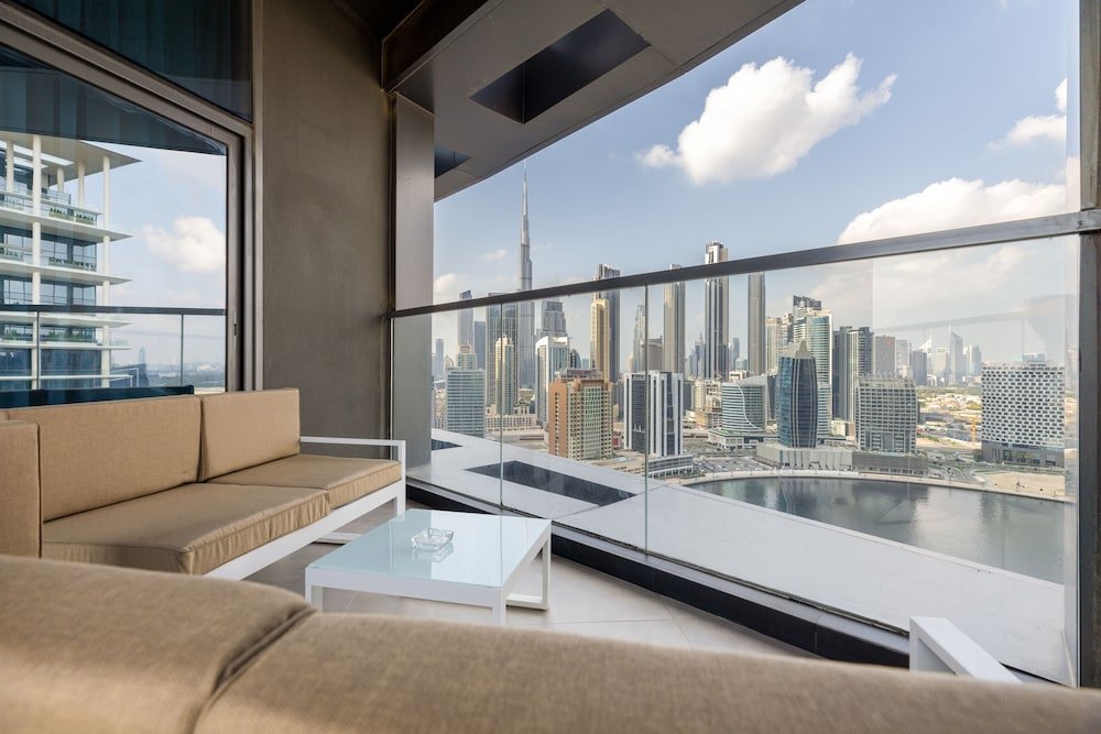 Дубай: Waves - Seaside Splendor 2BR in Dubai's Business Bay