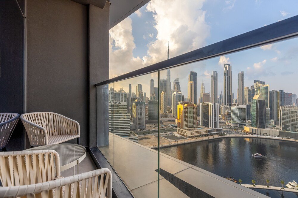 Дубай: Waves - Seaside Splendor 2BR in Dubai's Business Bay