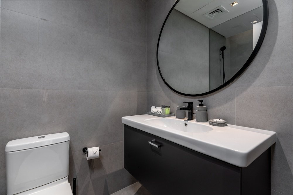 Дубай: Waves - Seaside Splendor 2BR in Dubai's Business Bay