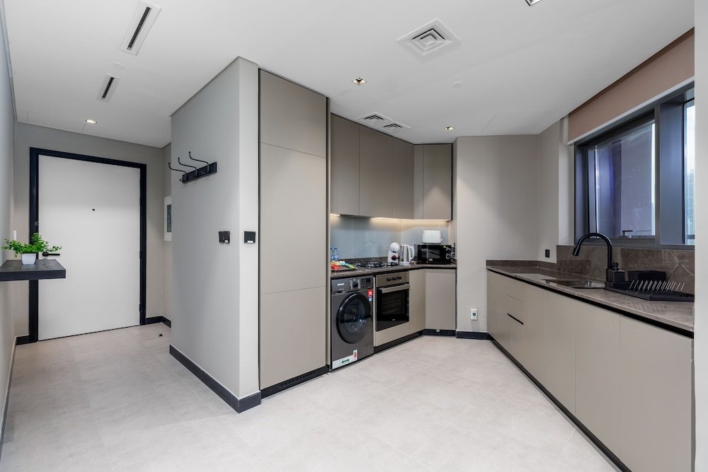 Дубай: Waves - Seaside Splendor 2BR in Dubai's Business Bay