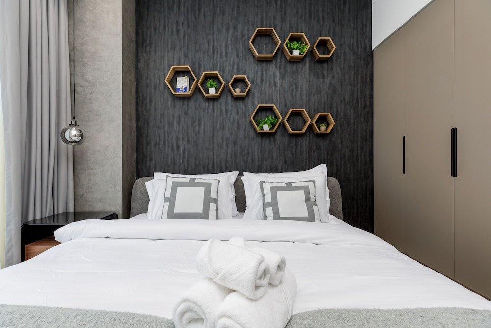 Дубай: Waves - Seaside Splendor 2BR in Dubai's Business Bay