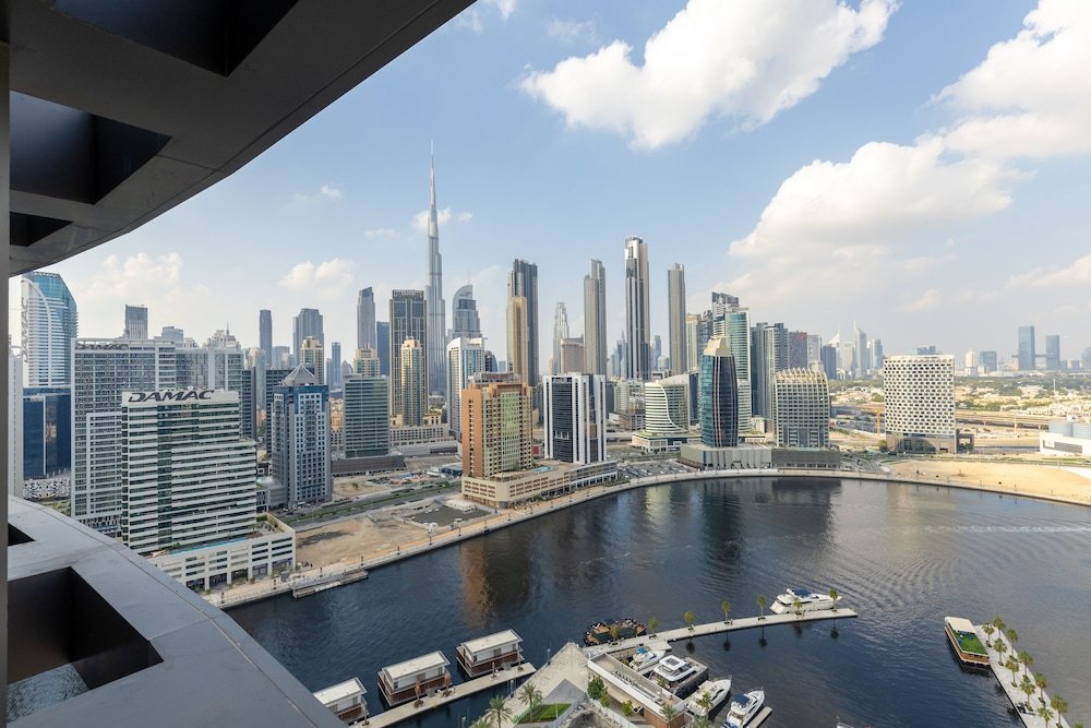 Дубай: Waves - Seaside Splendor 2BR in Dubai's Business Bay
