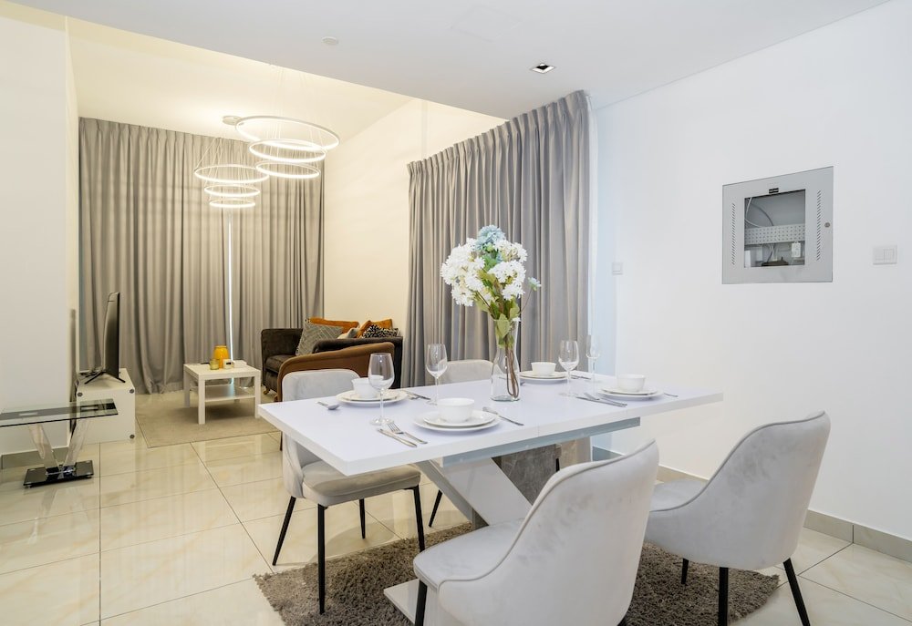 Дубай: Tanin - Modern Spacious 1BR Apartment With 2 Balconies