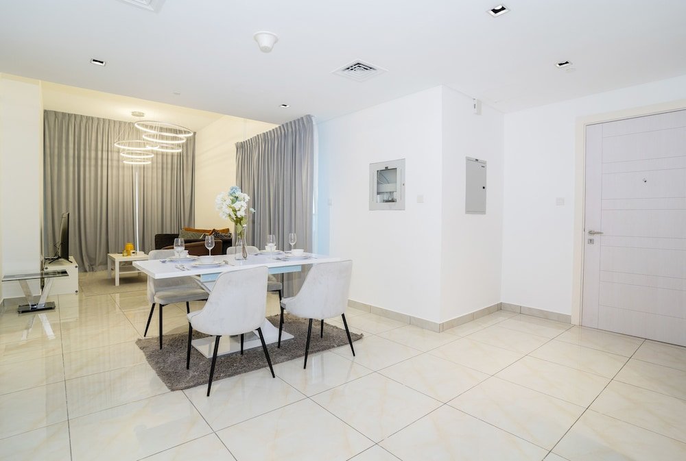 Дубай: Tanin - Modern Spacious 1BR Apartment With 2 Balconies