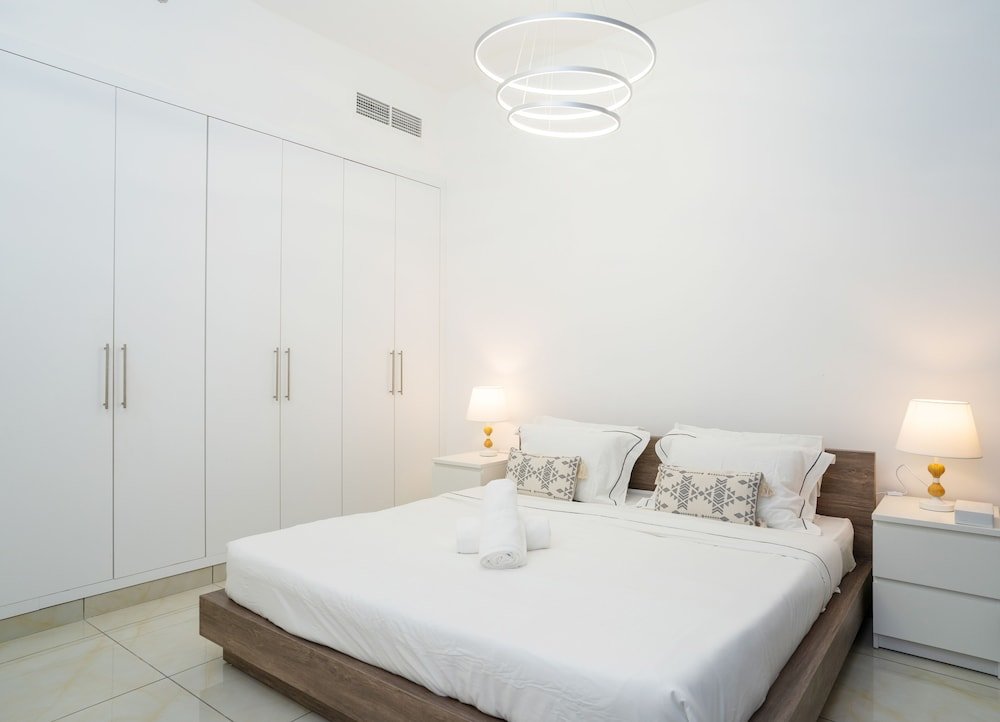 Дубай: Tanin - Modern Spacious 1BR Apartment With 2 Balconies