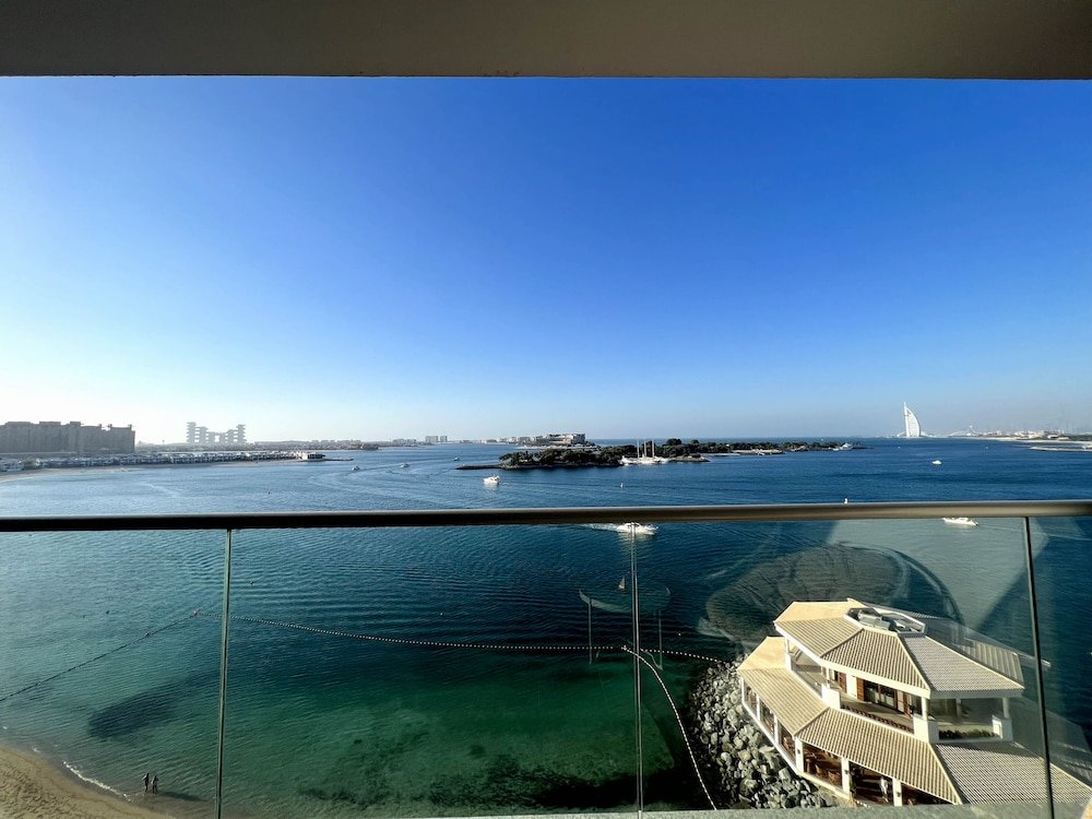 Дубай: SuperHost - Peaceful 1BR Apt With Balcony in Front of the Sea