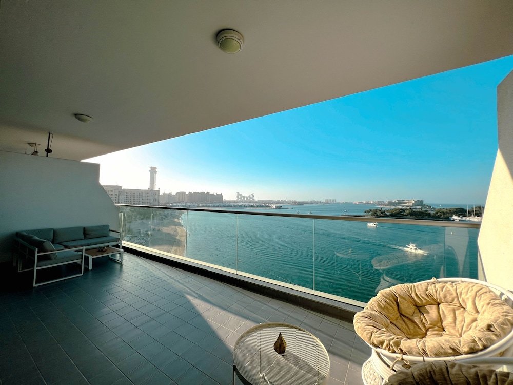 Дубай: SuperHost - Peaceful 1BR Apt With Balcony in Front of the Sea