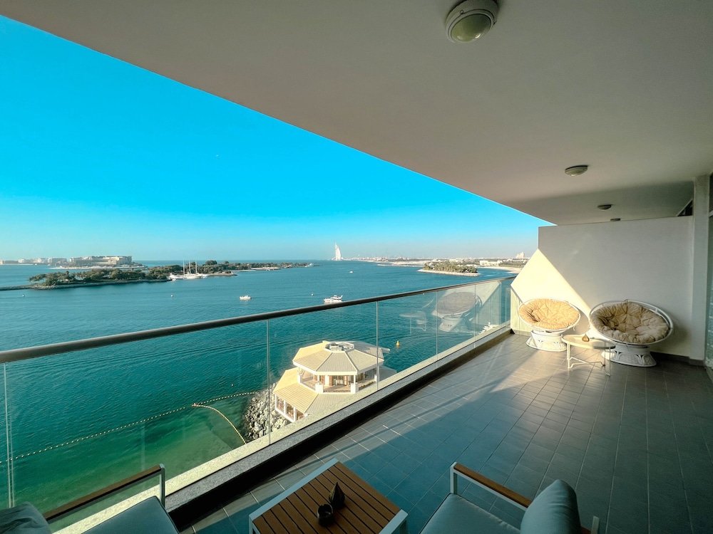 Дубай: SuperHost - Peaceful 1BR Apt With Balcony in Front of the Sea
