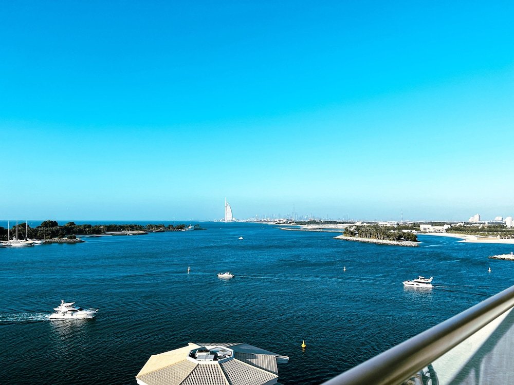 Дубай: SuperHost - Peaceful 1BR Apt With Balcony in Front of the Sea