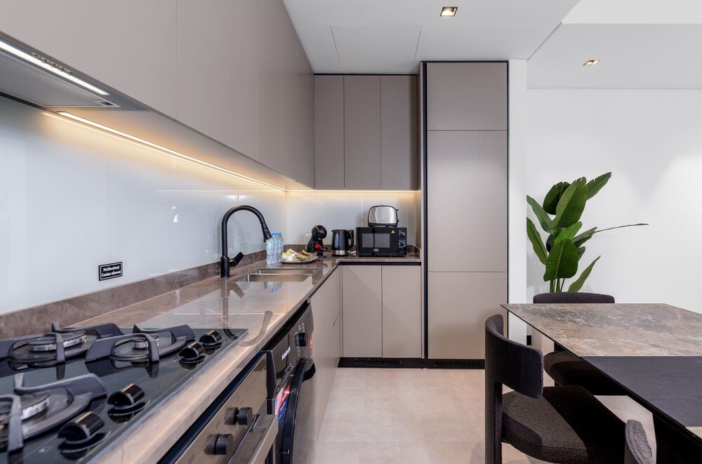 Дубай: Waves - Tranquil Waterfront Living 2B Retreat With Balcony