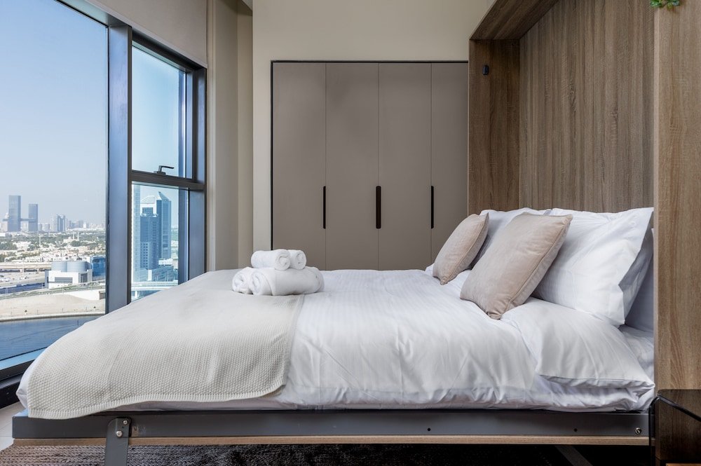 Дубай: Waves - Tranquil Waterfront Living 2B Retreat With Balcony