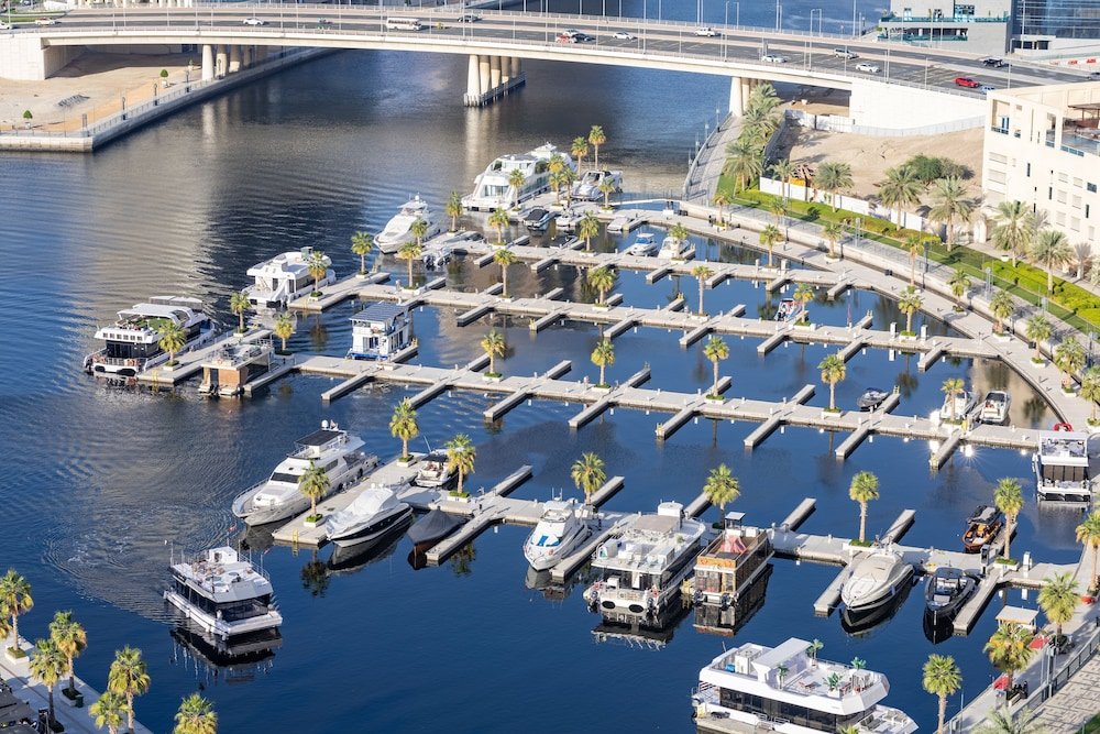 Дубай: Waves - Tranquil Waterfront Living 2B Retreat With Balcony